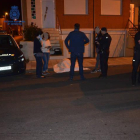 La policía en el lugar donde fue asesinato el hombre, en el barrio de La Sal.