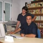 Óscar Rodríguez y Víctor Franco en un puesto informático en la biblioteca del pueblo