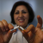 El programa para dejar de fumar de la AECC en León atrae cada año a doscientas personas.