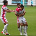 Juan Carlos Ortiz y Alex Vázquez celebran con Mario Villar el golazo de este último, el que deshacía las tablas.