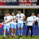 Jugadores del Lazio calientan con una camiseta que reza No al antisemitismo.