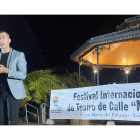 Actuación de Mago Cess que abrió anoche el Festival de Teatro de Calle de Santa María. RAMIRO