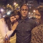 Neymar posa junto a su hermana y su novia en Barcelona.
