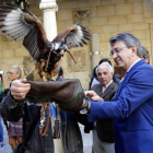 El presidente de la Diputación Provincial, Juan Martínez Majo, sujeta una de las aves en el transcurso del acto de presentación que se celebró ayer en el Palacio de los Guzmanes. Michel del Egido, observa la acción.