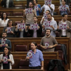 Los diputados de Podemos con octavillas, ayer.