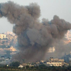 Una columna de humo se eleva sobre una zona residencial en la Franja de Gaza tras un ataque israelí