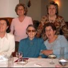 La centenaria, Nieves Blanco, rodeada de amigas y familiares durante el banquete en su honor