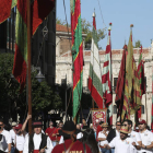 Imagen de archivo de un desfile de pendones por el centro de León. FERNANDO OTERO