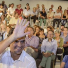 El secretario general del PSOE, Pedro Sánchez, saluda durante la inauguración del ciclo de Asambleas Abiertas que se ha celebrado en Zaragoza.