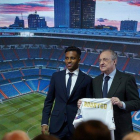 Rodrygo, junto a Florentino Pérez, en la presentación del futbolista como nuevo jugador del Real Madrid.