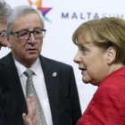 La cancillera alemana, Angela Merkel conversa con el 'premier' italiano, Paolo Gentiloni, junto al presidente de la Comisión Europea, Jean-Claude Juncker, en la cumbre informal de la UE en Malta, el pasado mes de febrero.