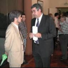 Vicente Cela escucha a Agustín García Millán, en una imagen tomada tras asumir la Alcaldía