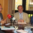 Fernández, Otero y  Laura Álvarez ayer en el Ayuntamiento.