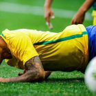 Neymar se queja en el suelo tras una entrada.