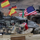 Tanques Leopardo y tanques estadounidenses Abrams participan en un ejercicio de artillería de la OTAN en Letonia.
