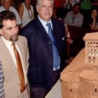 Los autores de la maqueta, junto a Javier Rivera.