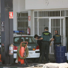 Guardia Civil y Agencia Tributaria, en el registro de una gasolinera dentro de la operación.