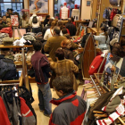 Primer día de rebajas en la Roca del Vallès.