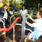 El alcalde conversó con varias mujeres mientras hacían ejercicio
