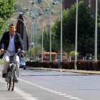 El alcalde fue el primero en estrenar el carril-bici a su paso por la avenida de La Libertad.