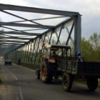 Un vehículo agrícola circula por una carretera leonesa.