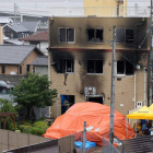 Los investigadores trabajan en el edificio en el que un hombre provocó el incendio. JIJI