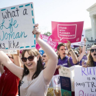Manifestantes a favor y en contra del aborto ante la sede del Tribunal Supremo de EEUU, en Washington.