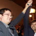 Óscar López levanta el brazo del nuevo secretario provincial, Tino Rodríguez.