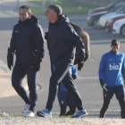 Munitis charla con Manolo Santos antes de comenzar la sesión de entrenamiento en el Anexo de El Toralín. L. DE LA MATA