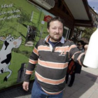 Joaquín Romero, junto a la máquina expendedora de leche.