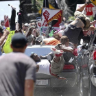 Manifestantes vuelan por los aires cuando un vehículo arrolla a un grupo que se manifiestaban en contra de los blancos-nacionalistas en Charlottesville.