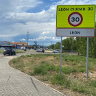El Ayuntamiento ha empezado a colocar las 40 señales de advertencia del límite. RAMIRO