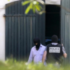 La Guardia Civil y la Policía francesa hallan un arsenal de armas y explosivos de ETA, en mayo del 2015, en un zulo de una vivienda en el centro de Biarritz, en el País Vasco francés.