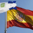 Uno de los zepelín junto a la bandera de España en la plaza de Colón