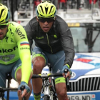 Alberto Contador trata de reengancharse al pelotón tras caerse durante la segunda etapa del Tour de Francia.