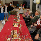 Tres mujeres y dos hombres centenarios homenajeados en la residencia de Armunia. FERNANDO OTERO