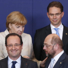 Angela Merkel, mientras conversa con varios homólogos europeos.