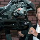 Arnold Swarchzenegger sujeta un brazo del padre de los terminators, el T-1