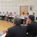 La comisión de desembalse se reunió ayer en Valladolid en presencia de los regantes afectados. DL