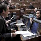 Rodríguez Zapatero conversa con la ministra de Vivienda, Beatriz Corredor, en el Congreso