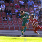 Carlos Ruiz cabecea en el segundo palo en la última ocasión para la Deportiva antes de que el partido llegara al descanso.