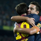 Xavi y Messi celebran un gol en el Camp Nou.