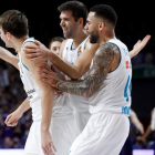 Luka Doncic es felicitado por Felipe Reyes y Jeffery Taylor. JUANJO MARTÍN