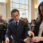 Nicolas Sarkozy y Carla Bruni votan en la segunda vuelta de las elecciones regionales francesas.
