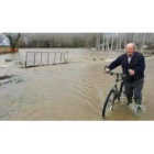 Una de las habituales inundaciones en el arroyo de Los Barredos, entre Columbrianos y Fuentesnuevas.
