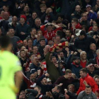 Suárez, abatido en Anfield tras la eliminación europea contra el Liverpool.