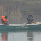 Dos pescadores disfrutan de una jornada de pesca en la provincia.