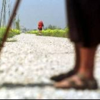 En la imagen, un peregrino realizando el Camino de Santiago a su paso por León