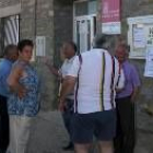 Los vecinos de Peque, en Zamora, se concentraron ante las puertas del Ayuntamiento