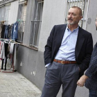 Jordi Évole y Arturo Pérez Reverte, en una calle de Ciutat Meridiana.